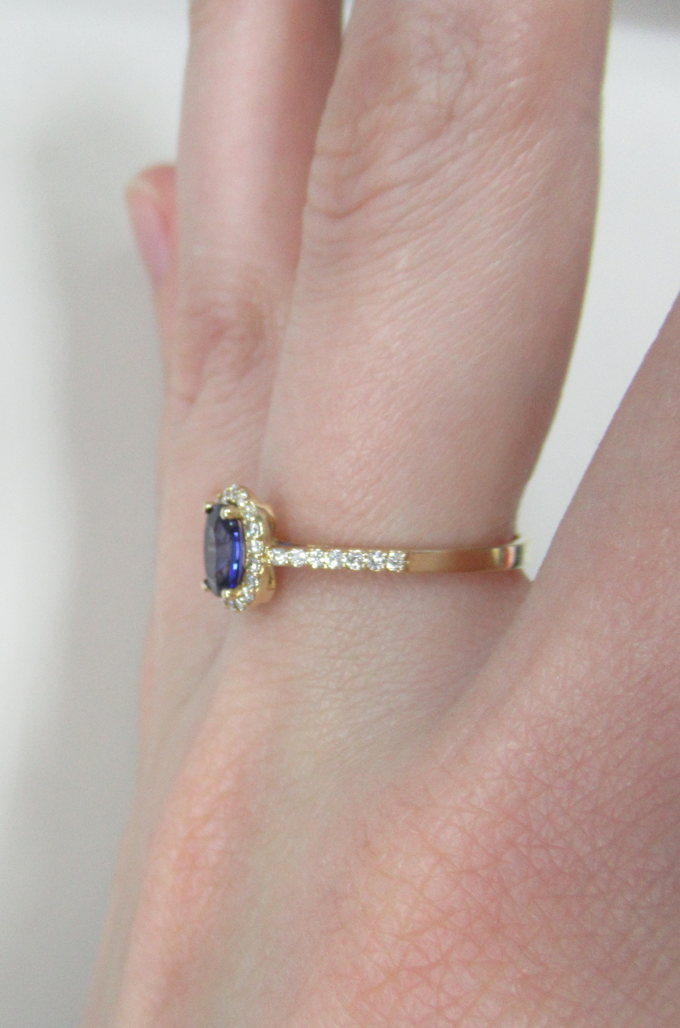 Кольцо из желтого золота с сапфиром